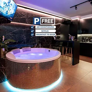 Jacuzzi Glass-house Station Apartment